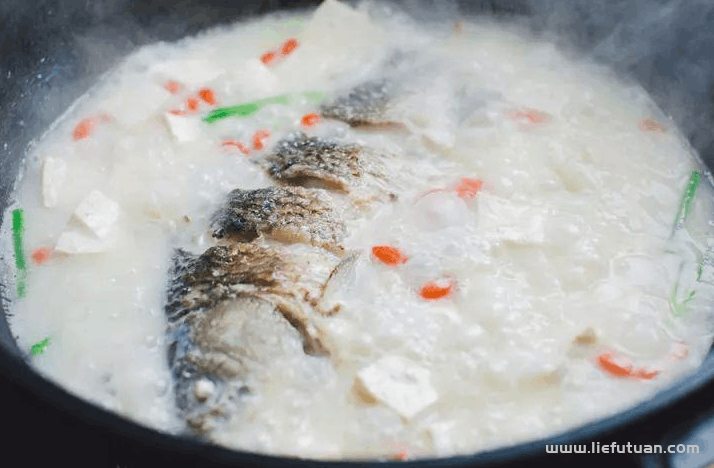 炖鱼汤的做法，调料别乱加，只加3种就够了，汤不腥鲜味足