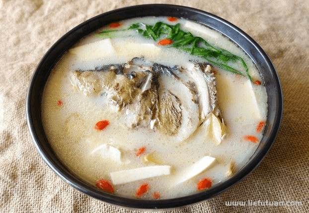 炖鱼汤的做法，调料别乱加，只加3种就够了，汤不腥鲜味足-猎富团