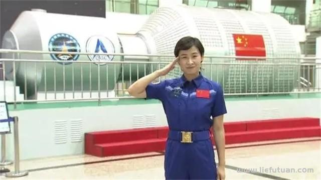 中国首位女宇航员——刘洋