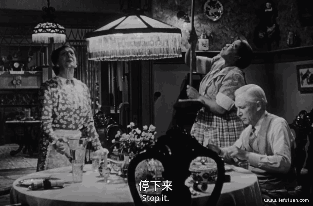 美国人圣诞节必看的电影之一，流行程度如同《还珠格格》