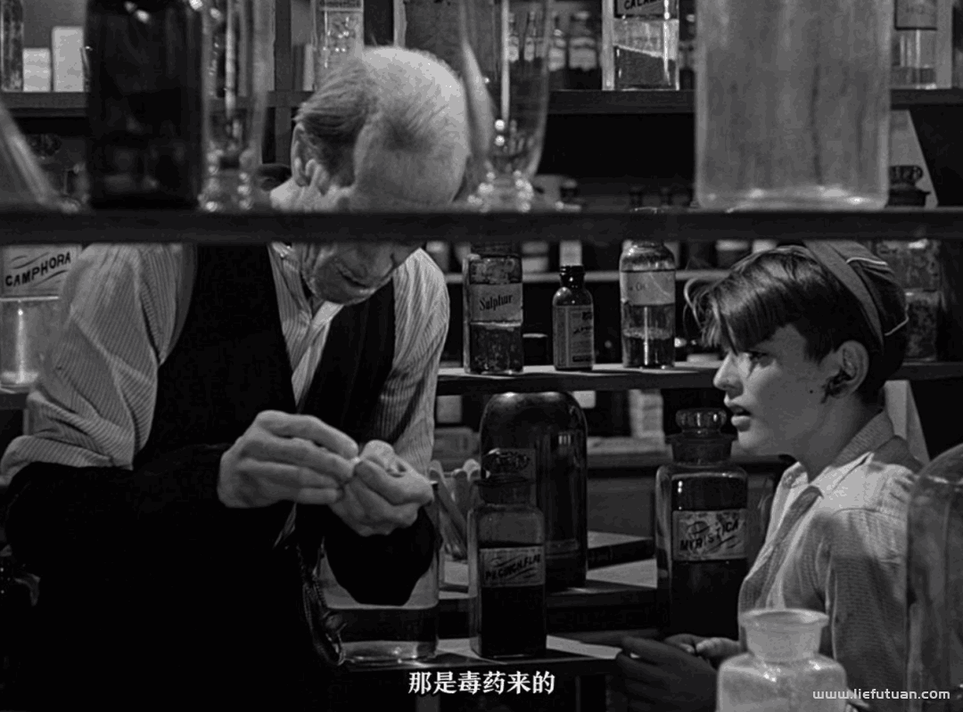美国人圣诞节必看的电影之一，流行程度如同《还珠格格》
