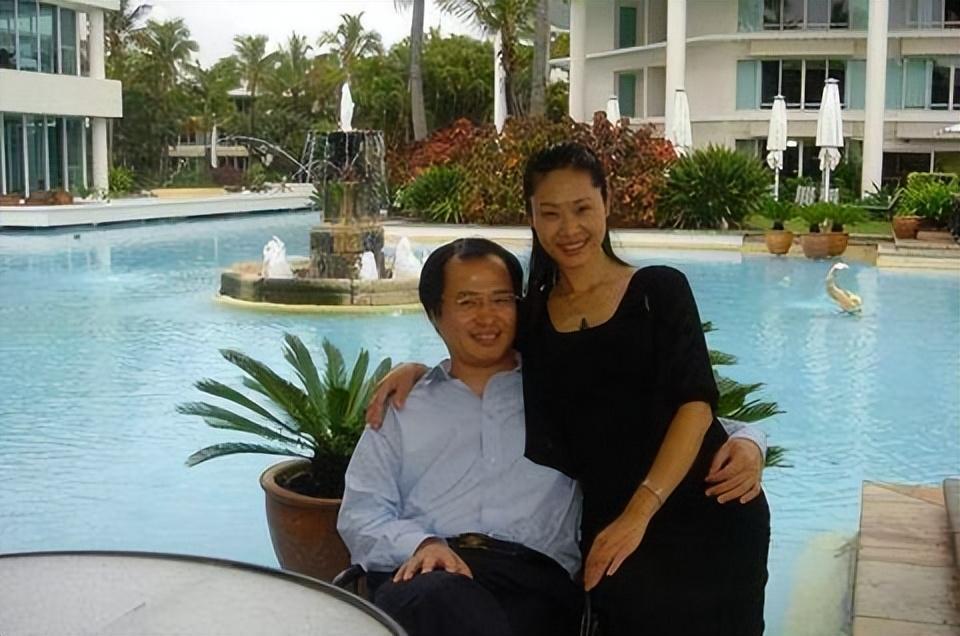 于文华老公是谁，二婚嫁钢琴家李年，如今生活甜事业旺
