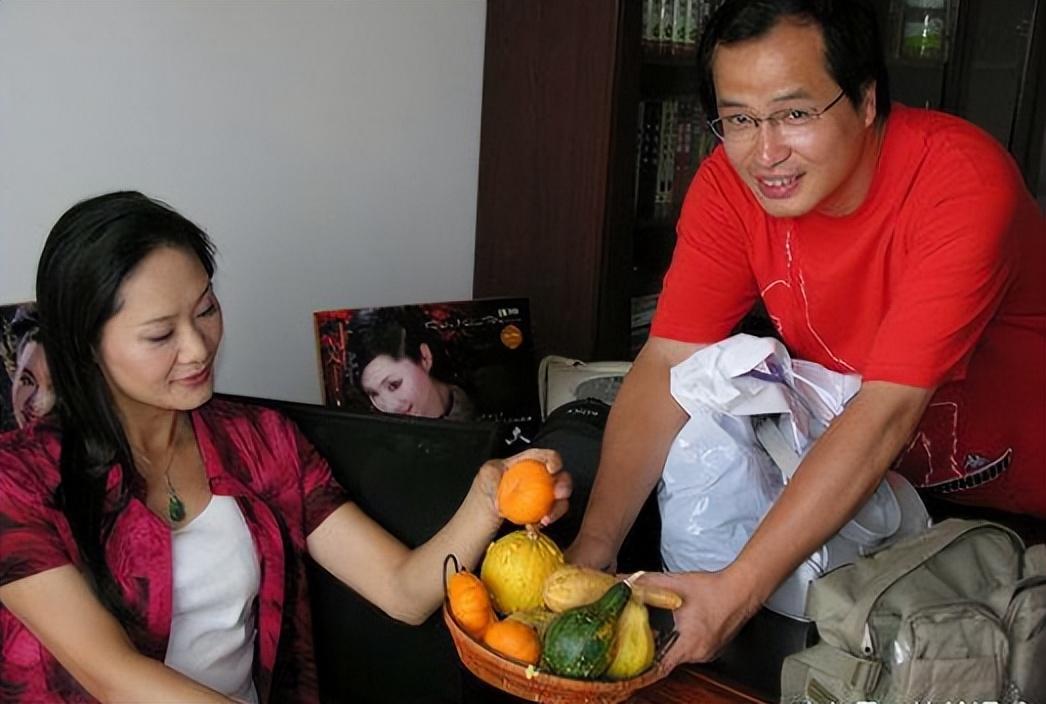 于文华老公是谁，二婚嫁钢琴家李年，如今生活甜事业旺
