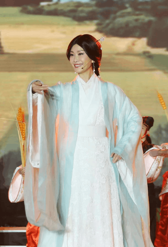 于文华老公是谁，二婚嫁钢琴家李年，如今生活甜事业旺