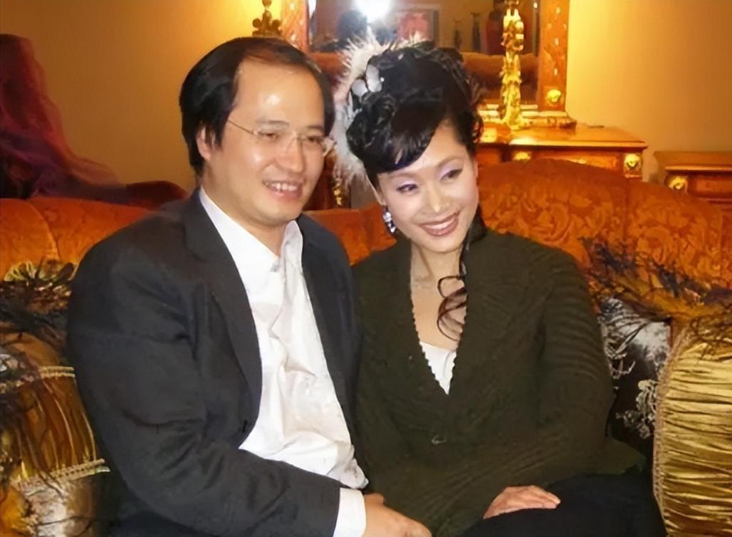 于文华老公是谁，二婚嫁钢琴家李年，如今生活甜事业旺