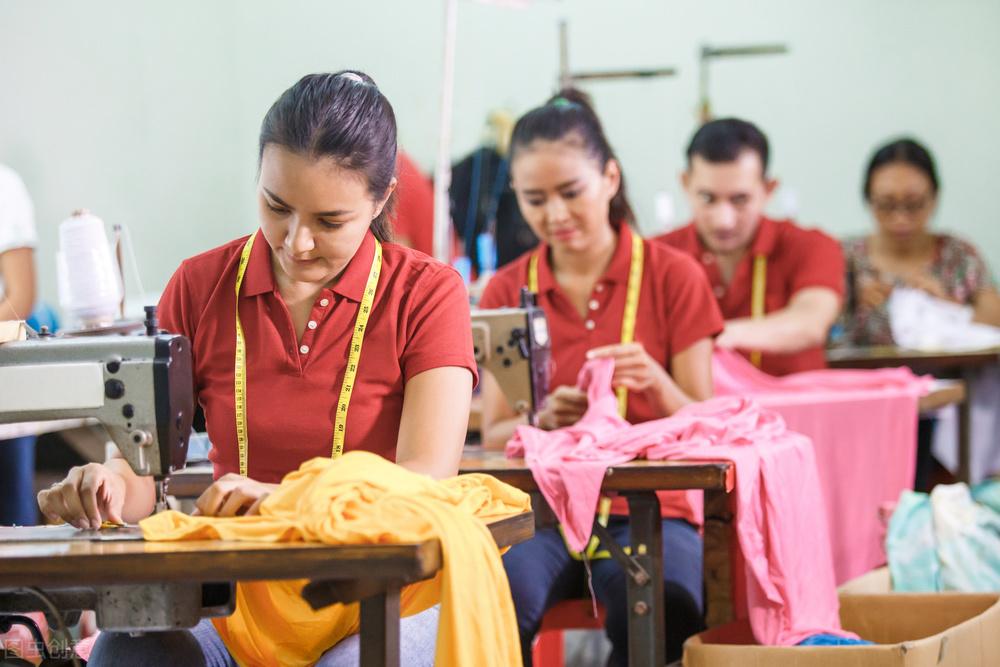 旧衣服怎么回收可以卖到哪里（小区衣物回收箱真的捐给山区吗）