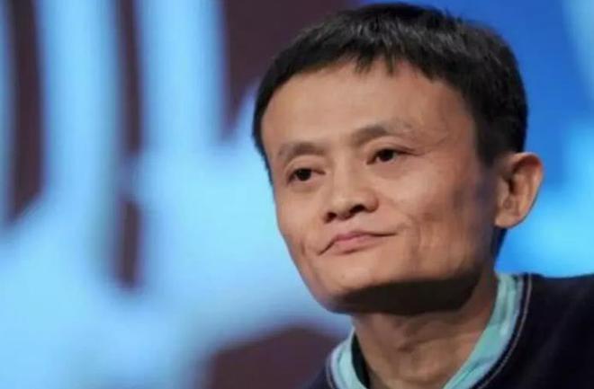 马云有多少亿人民币，假如把钱全部存银行，一天利息有多少？
