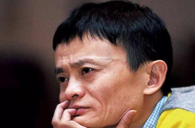 马云有多少亿人民币，假如把钱全部存银行，一天利息有多少？
