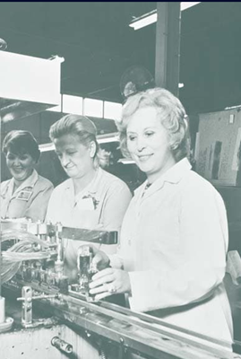 揭秘雅诗兰黛香水的秘密成分和品牌背后的故事 揭秘雅诗兰黛香水的秘密成分和品牌背后的故事