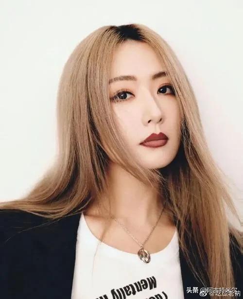 白冰小姐姐：诠释时尚与气质并存的新一代女性！