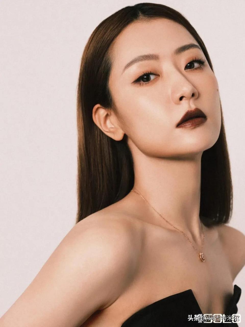 白冰小姐姐：诠释时尚与气质并存的新一代女性！