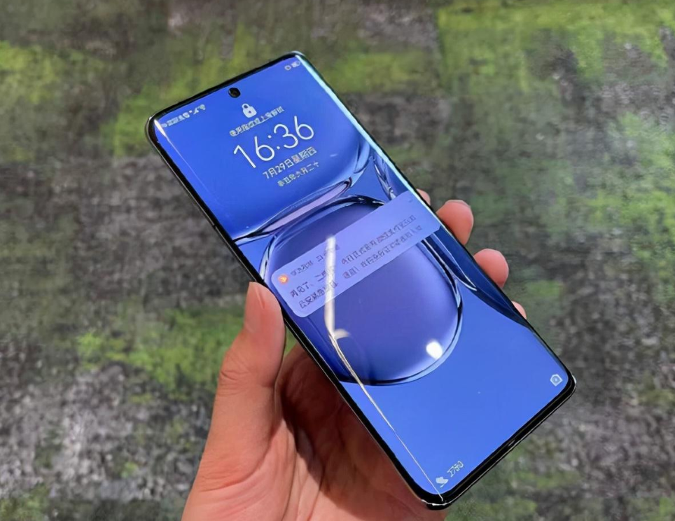 长期不贴膜会出现哪些问题？手机膜和裸机各有优劣，要根据个人习惯选择