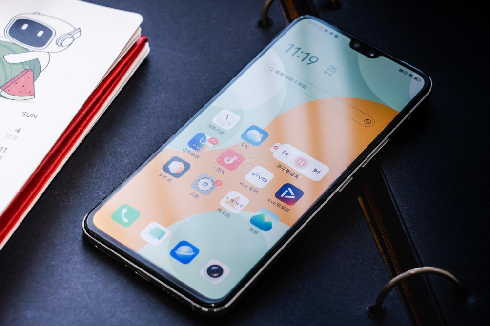 长期不贴膜会出现哪些问题？手机膜和裸机各有优劣，要根据个人习惯选择