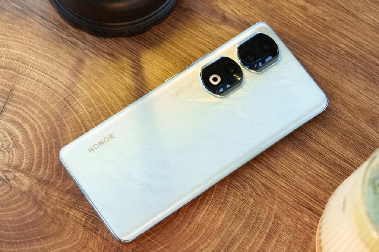 荣耀旗舰降价至2889元！12GB+256GB+90W闪充，性价比超高！