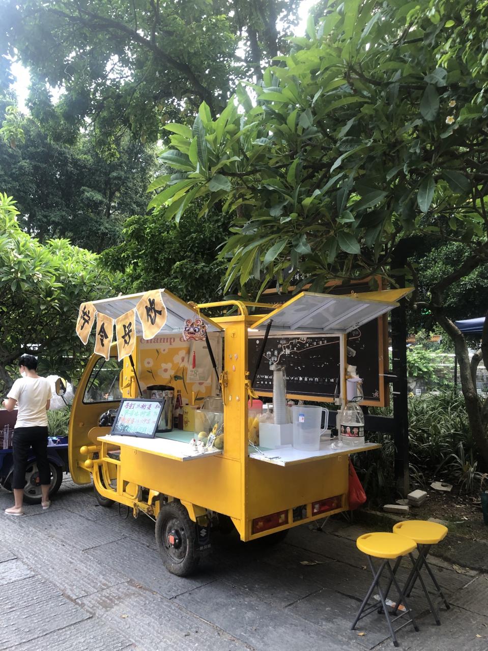 摆地摊赚钱吗？揭秘摆摊背后的真实收入和心酸故事