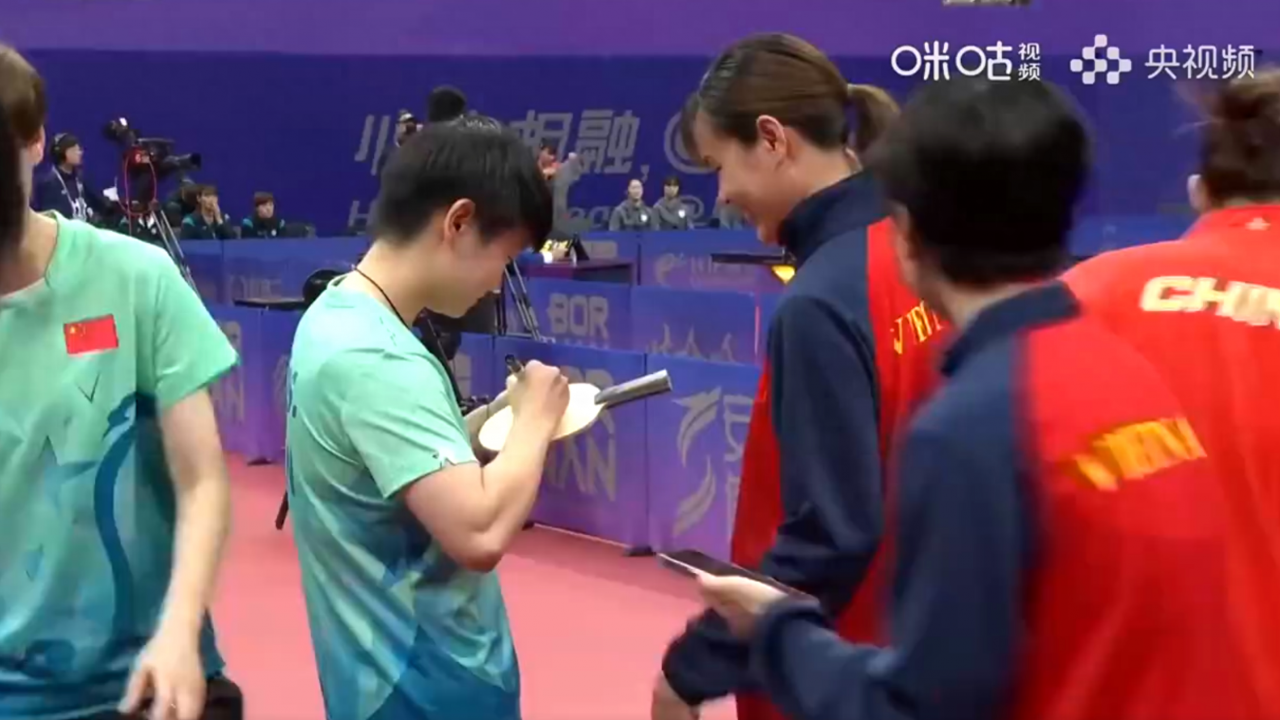 国乒女团晋级亚运会四强,陈梦首局打出11-0,赛后越南女团队员找孙颖莎签名