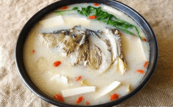 炖鱼汤的做法,调料别乱加,只加3种就够了,汤不腥鲜味足