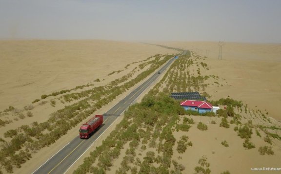 “死亡之海”变“绿电热土”塔里木油田建成我国首条零碳沙漠公路