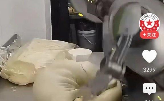 小伙用AI生成机器人揉面视频