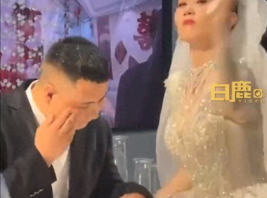 婚礼被喷酒新娘怒砸捧花,本人回应:不知道当时做得对不对!网友:对!