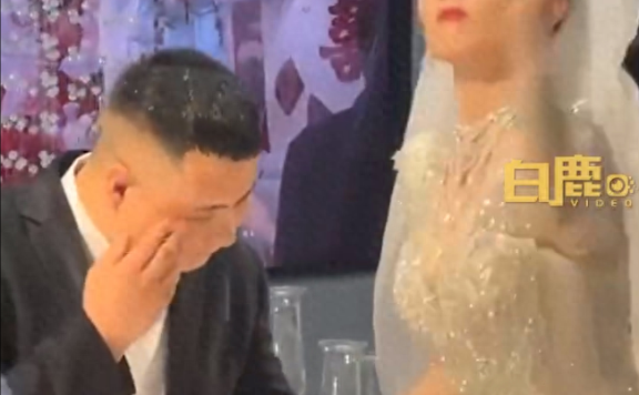 婚礼被喷酒新娘怒砸捧花，本人回应：不知道当时做得对不对！网友：对！